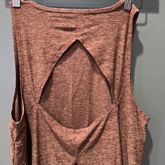 Beyond Yoga spacedye tank with cutout - Picture 4 of 5